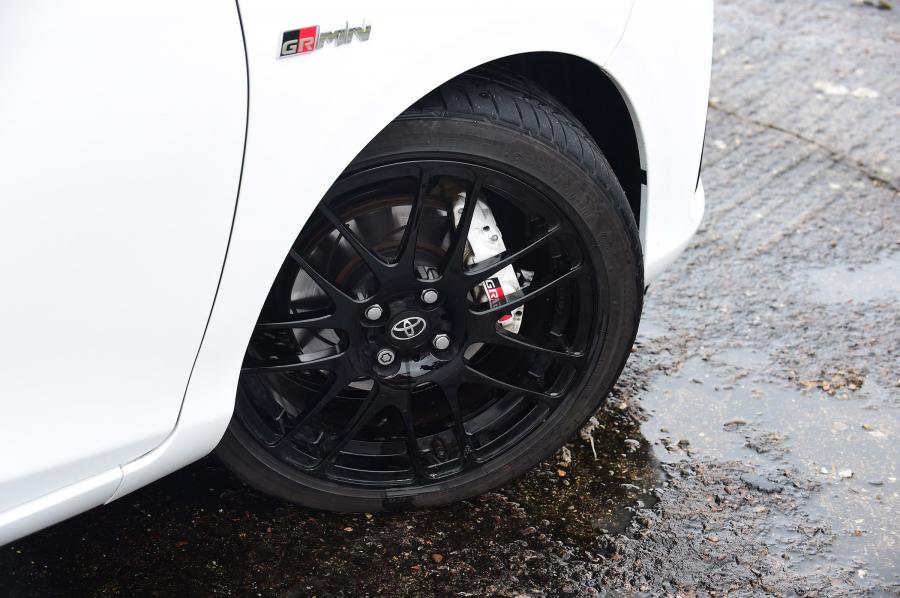 Колеса Toyota Yaris GRMN 2017 года  (UK) (фото 11 из 15)